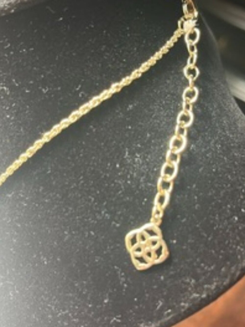 EUC Kendra Scott Gold Tone Teardrop Pendant Necklace - Picture 4 of 8